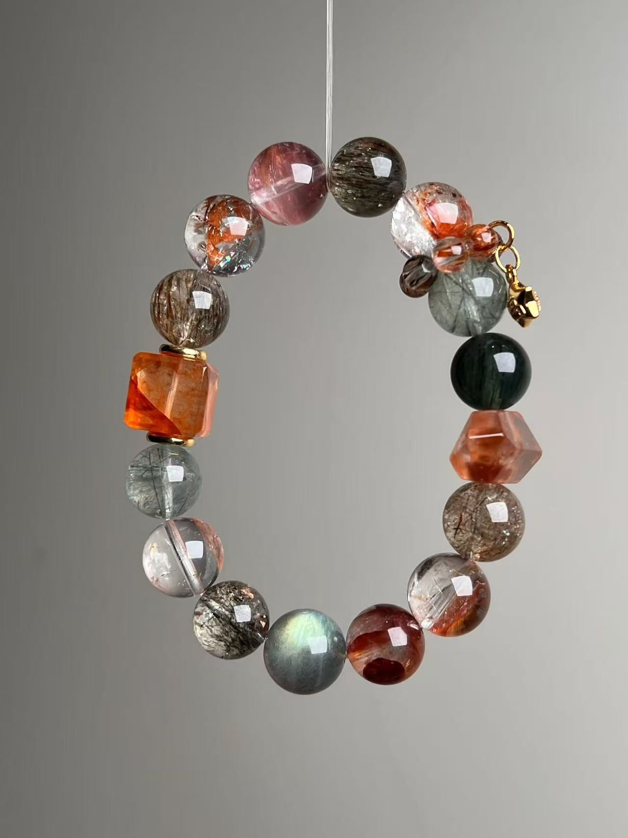 天然グリーンルチル、レッドインクルージョン、ブラックスーパーセブン、ラブラドライト（グレームーン）、レッドラビットヘアダブルポイント、レッドインクルージョンキューブ、ブラックスーパーセブンランナー 多宝ブレスレット